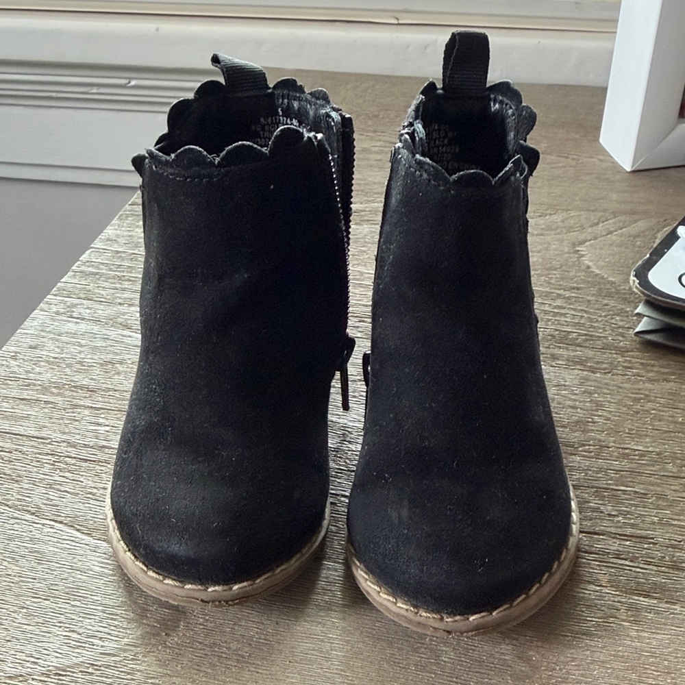 GAP Black Scalloped Ankle Boots for Kids - Picture 4 of 12